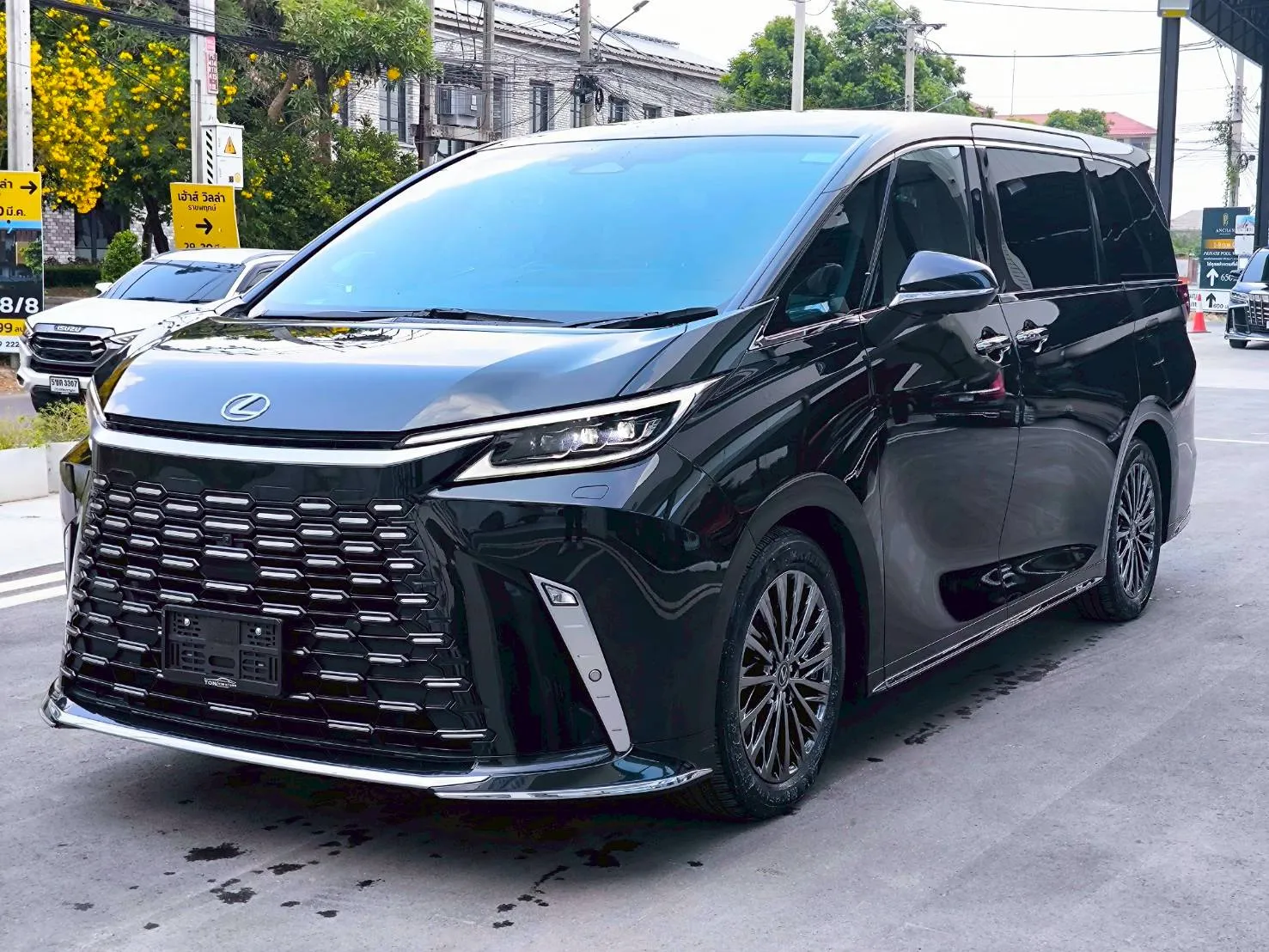 LEXUS LM 350H Executive 7 seat 2024