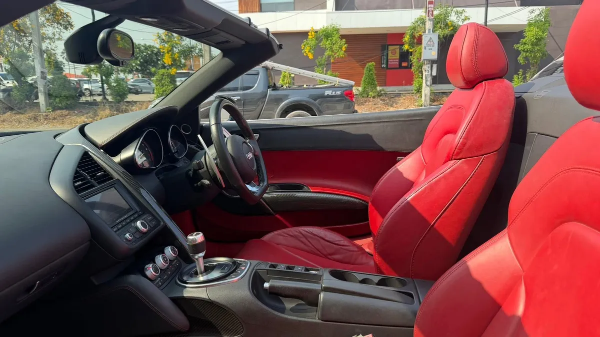 AUDI R8 SPYDER V10 2011
