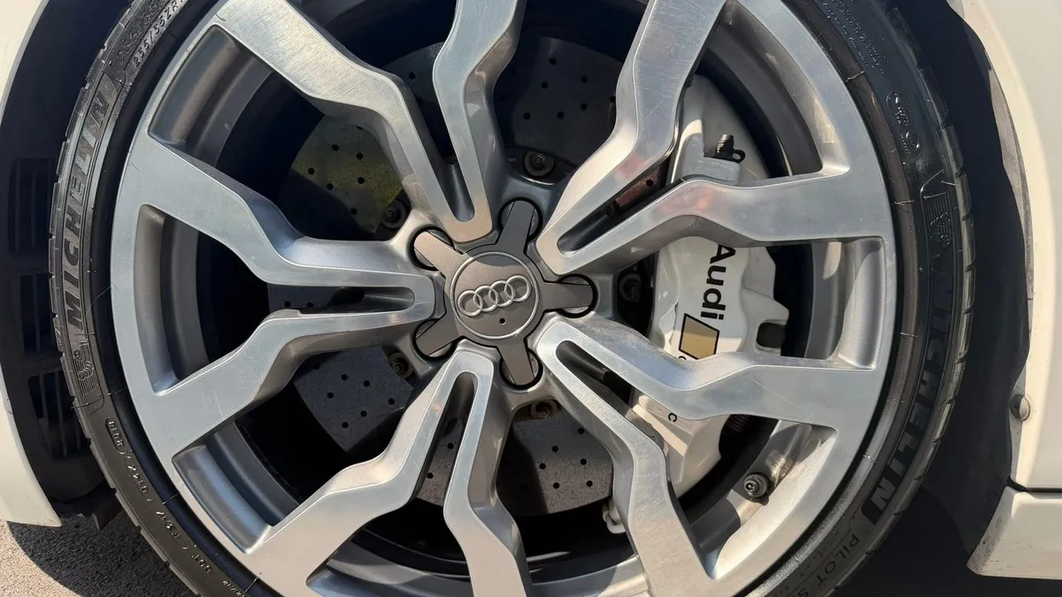 AUDI R8 SPYDER V10 2011