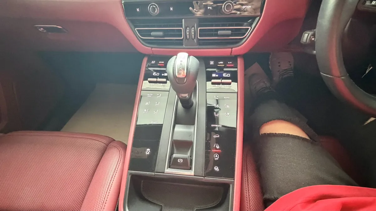 PORSCHE MACAN 2024