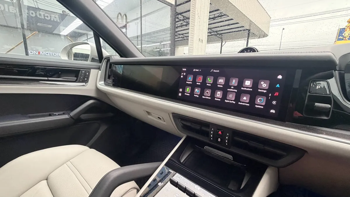 PORSCHE CAYENNE 3.0 HYBRID COUPE 2024a