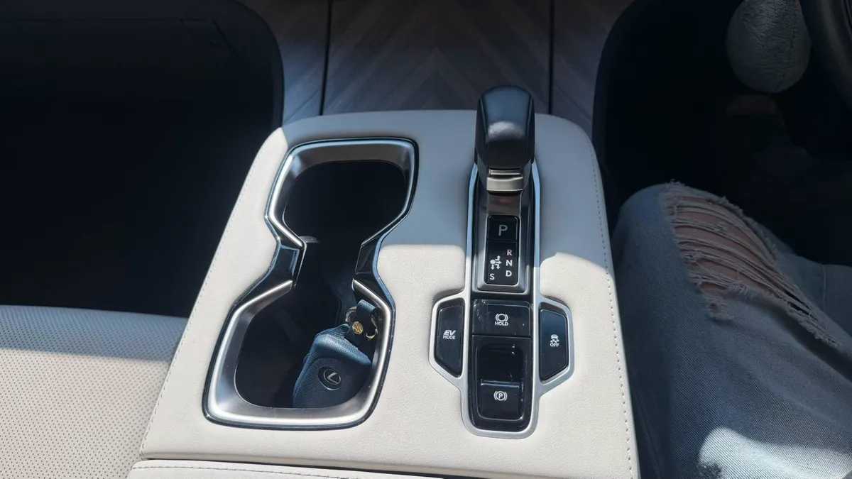 LEXUS LM350h EXECUTIVE 7 Seats 2025